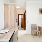 Mandani Luxury アパート